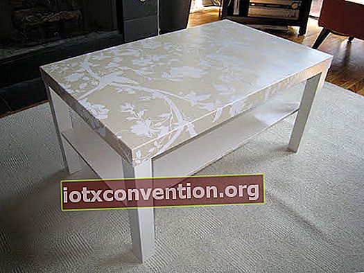 Menerapkan lapisan pernis lem akan melindungi permukaan meja Anda.
