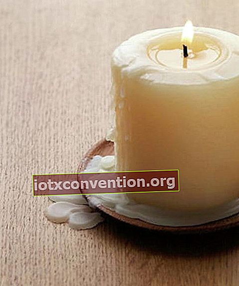 Riutilizza le candele rimanenti per creare una candela recuperata.