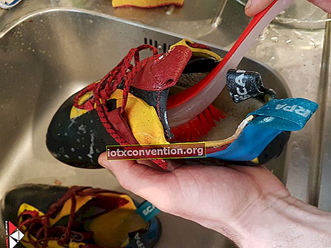 Il consiglio radicale per eliminare l'odore dalle scarpe puzzolenti.