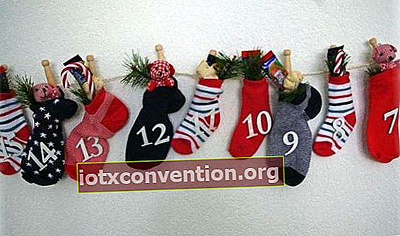 un calendario dell'avvento fatto in casa con calzini per neonati