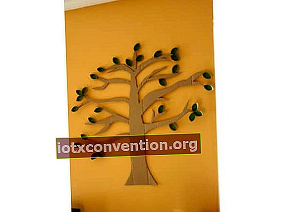 Pohon dinding dekoratif dibuat dengan gulungan PQ