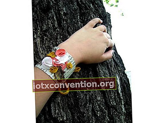 un braccialetto decorato con fiori di cartone
