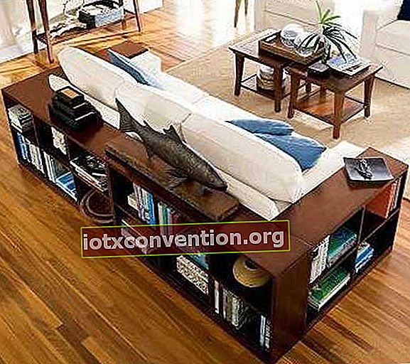 ein niedriges Bücherregal um ein Sofa