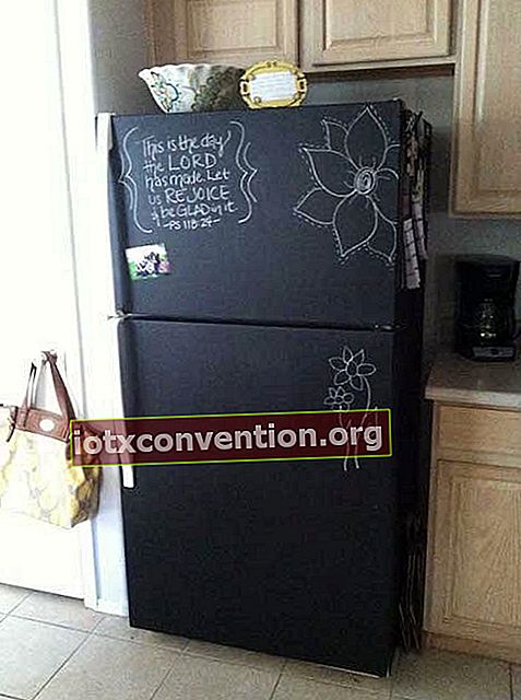 una vernice ardesia viene posta su un frigorifero per trasformarla in una lavagna