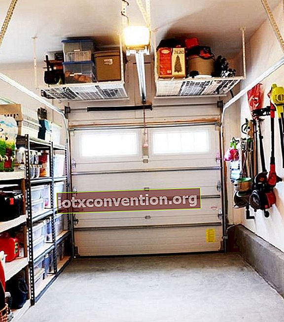 förvaringshylla, mezzanin i ett garage och hängande verktyg i ett garage