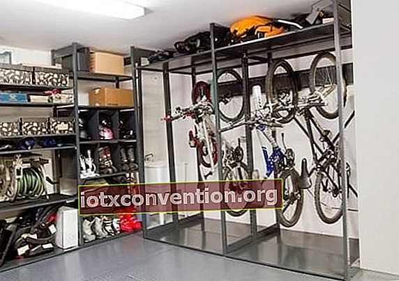 cykel hängande i ett garage och hylla i ett förråd