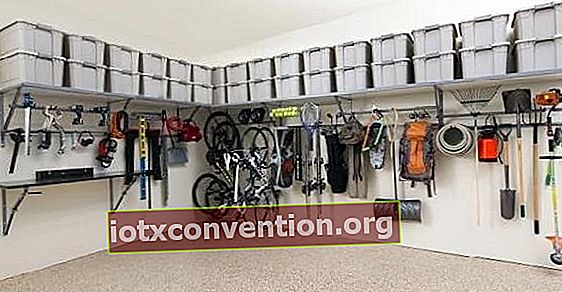 Plastikboxen und Fahrrad in einem Pfand aufgehängt