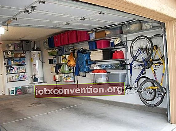 hängande cykel och plastförvaringslådor i ett garage