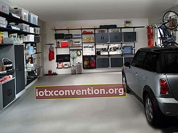 ordentliche Garage mit Plastikboxen und Regalen