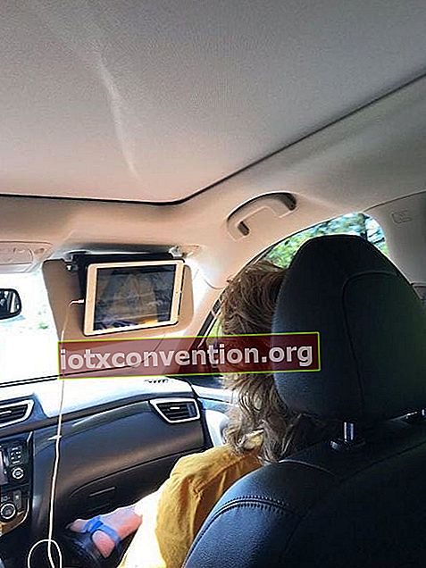 muslihat bijak untuk memegang tablet di dalam kereta dan menonton filem