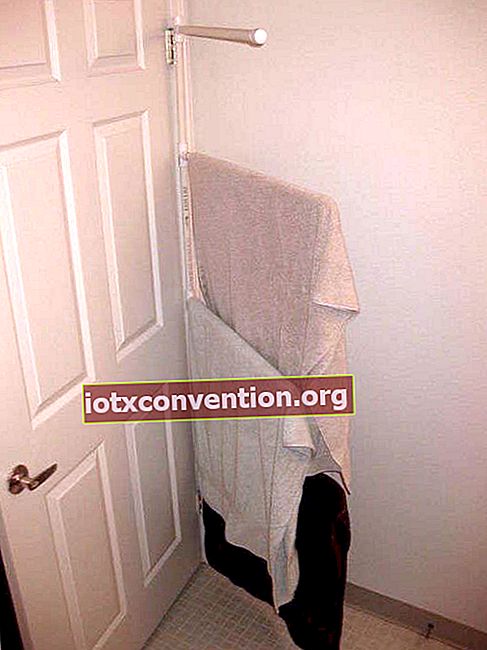 Stellen Sie einen Handtuchhalter hinter die Tür