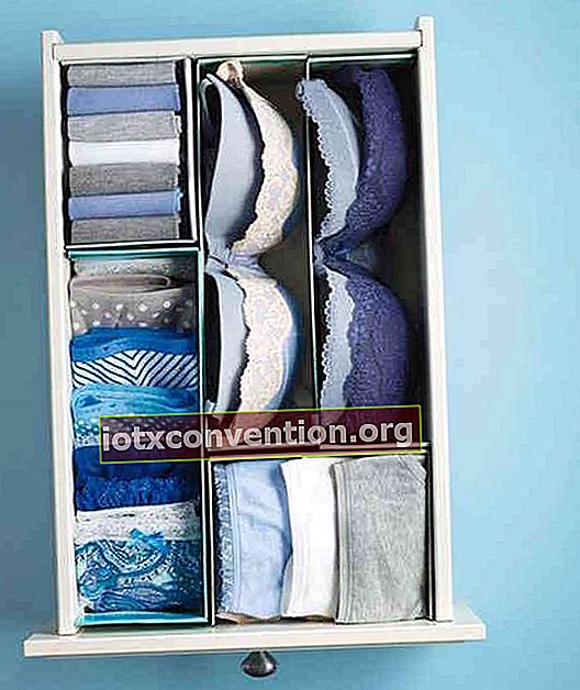 Schneiden Sie Schuhkartons aus, um Ihre Schubladen zu organisieren