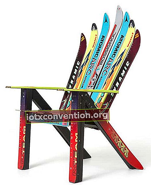 sedia adirondack realizzata con vecchi sci