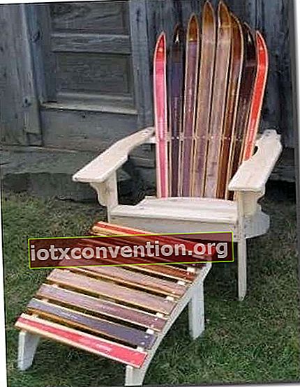 kursi taman yang bagus dibuat dengan alat ski tua