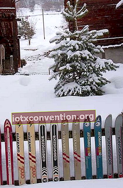 pagar taman yang dibuat dengan alat ski tua