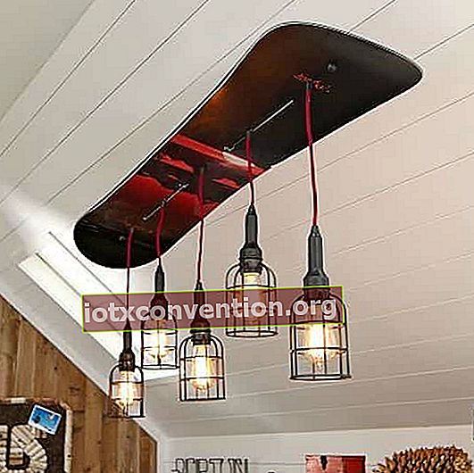 lampadario di design con snowboard riciclato
