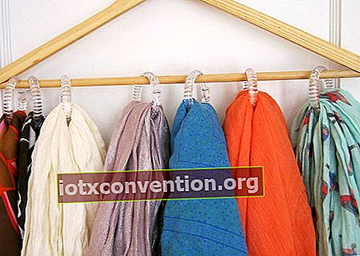 Hausgemachte Schal Lagerung mit Kleiderbügel