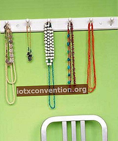 Verwenden Sie eine Garderobe, um Halsketten und Armbänder aufzubewahren
