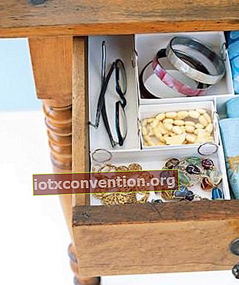 Usa scatole di gioielli per riporre i cassetti