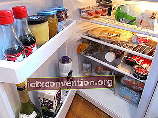 cuci lemari es sebelum mengisinya