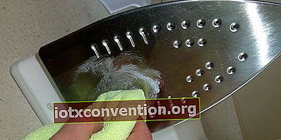 Wussten Sie, dass Sie Zahnpasta verwenden können, um die Bügelsohle von Ihrem Bügeleisen zu reinigen?
