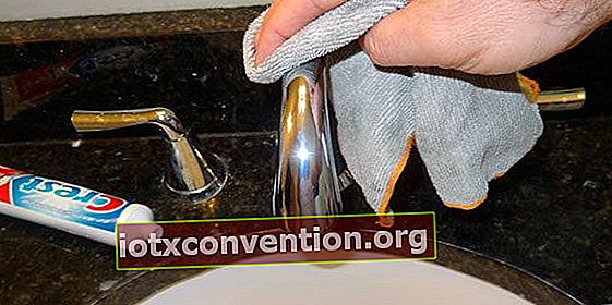 Wussten Sie, dass Sie Zahnpasta verwenden können, um Chrom zu reinigen?