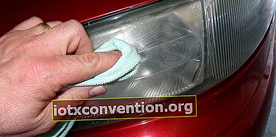 Sapevi che puoi usare il dentifricio per pulire i fari della tua auto?