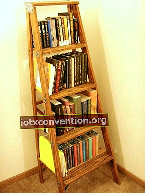 libreria a scala in legno decò di recupero