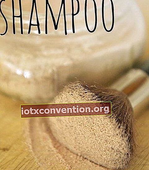 shampoo secco fatto in casa con 3 ingredienti