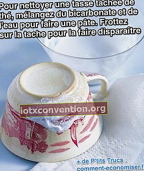 Usa il bicarbonato di sodio per pulire la tazza da tè o la teiera macchiata