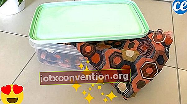Eine Schachtel mit hausgemachten Reinigungs- und Desinfektionstüchern auf den Fliesen