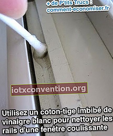 Gunakan kain kapas untuk membersihkan kotoran dari trek tingkap gelongsor