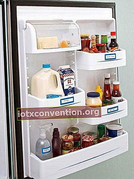 Etichetta le porte del frigorifero per una migliore conservazione
