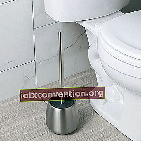 wie man die Toilettenbürste richtig desinfiziert