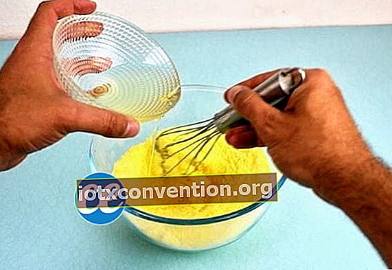 Tillsätt eteriska oljor och kokosnötolja i skålen