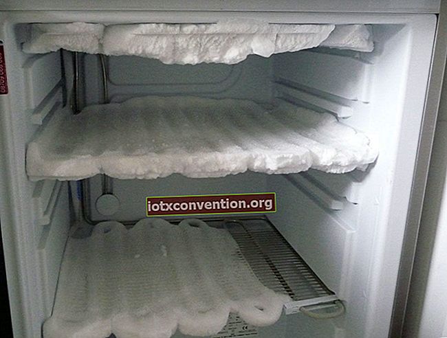 Come scongelare un congelatore MOLTO velocemente con un asciugacapelli.