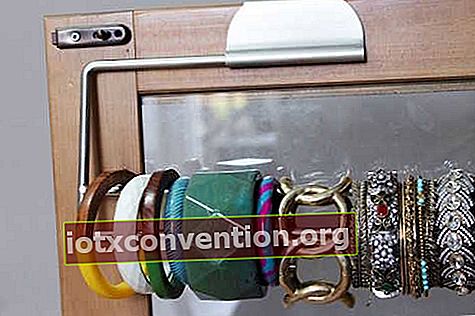 Du kan förvara dina armband på en pappershandduksrullehållare.