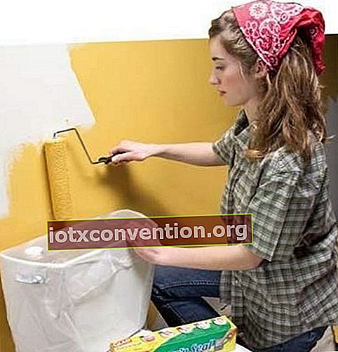 マスキングテープを購入する代わりに、塗装作業にはストレッチラップを使用してください。