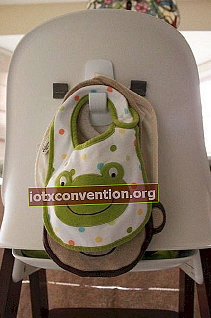 Pasang kait perekat ke bagian belakang kursi bayi Anda untuk menyimpan oto.