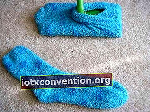 คุณรู้หรือไม่ว่าถุงเท้าสามารถทดแทนผ้าเช็ดทำความสะอาดไม้กวาด Swiffer ของคุณได้อย่างสมบูรณ์แบบ