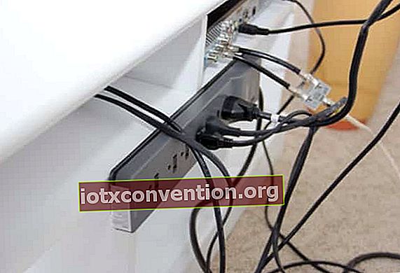 Tip yang bagus untuk menyembunyikan kabel adalah dengan menggantungkan soket ekstensi di bagian belakang furnitur Anda.