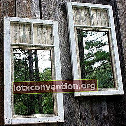 오래된 창문과 거울을 재활용하여 정원 공간을 넓히십시오.
