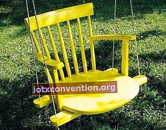 庭のデザインのための安くて簡単なアイデア：椅子がブランコ​​に変わりました！
