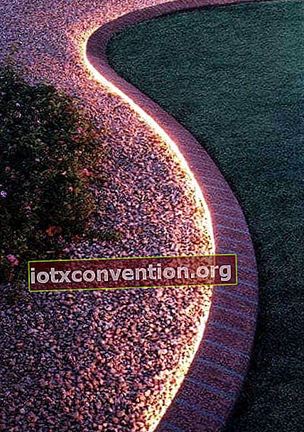 LEDライトコードであなたの庭を照らす方法