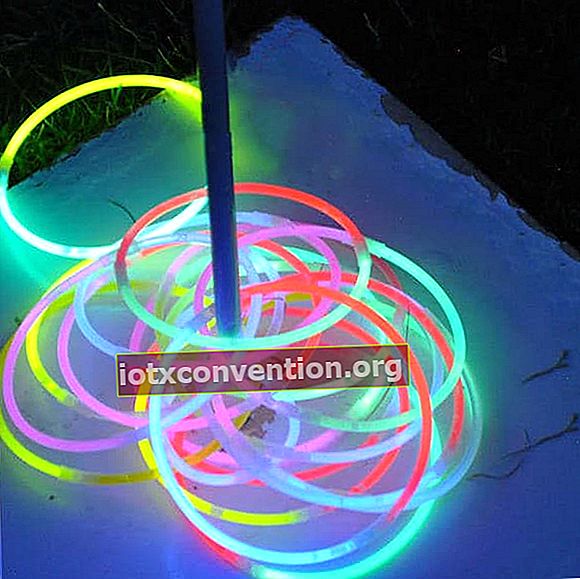 Günstige und einfache Idee für die Gartengestaltung: Verwenden Sie Leuchtstäbe, um Ringwerfen zu spielen.