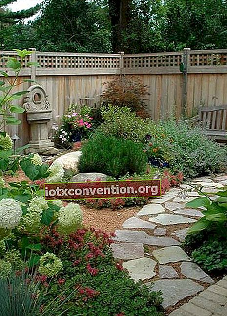 あなたの庭の要素の色、質感、形を調和させてください。