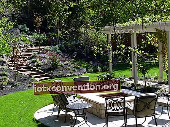 Ett fantastiskt tillskott är ett loungingområde runt en öppen spis i din trädgård.