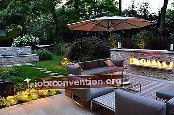 Aggiungi uno spazio esterno dove puoi sederti comodamente nel tuo giardino.
