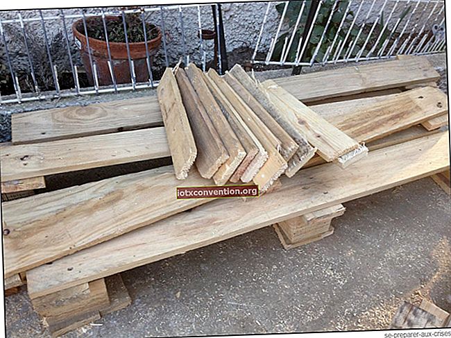 木製家具からカビを取り除く方法（すばやく簡単）。