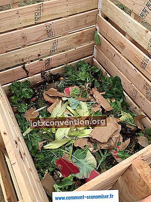 Bidone del compost riempito con compost realizzato con pallet di legno